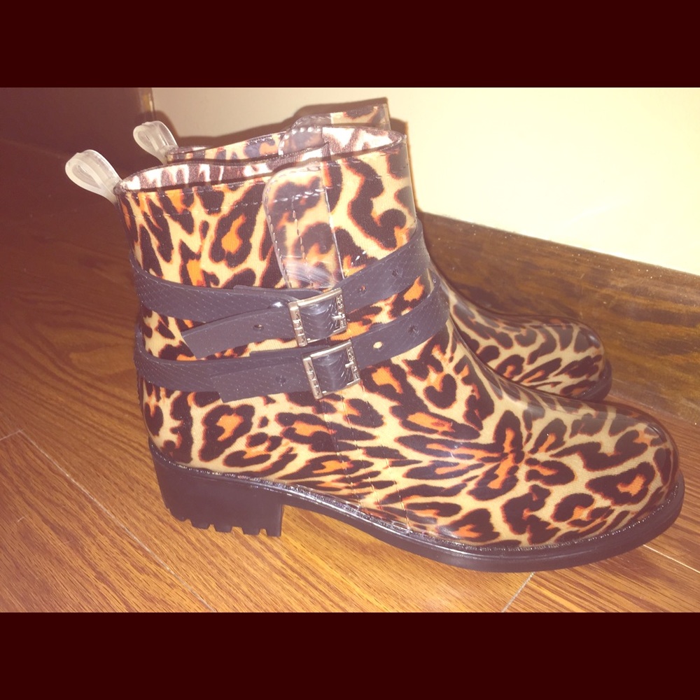 Nicole Miller size 9 boots